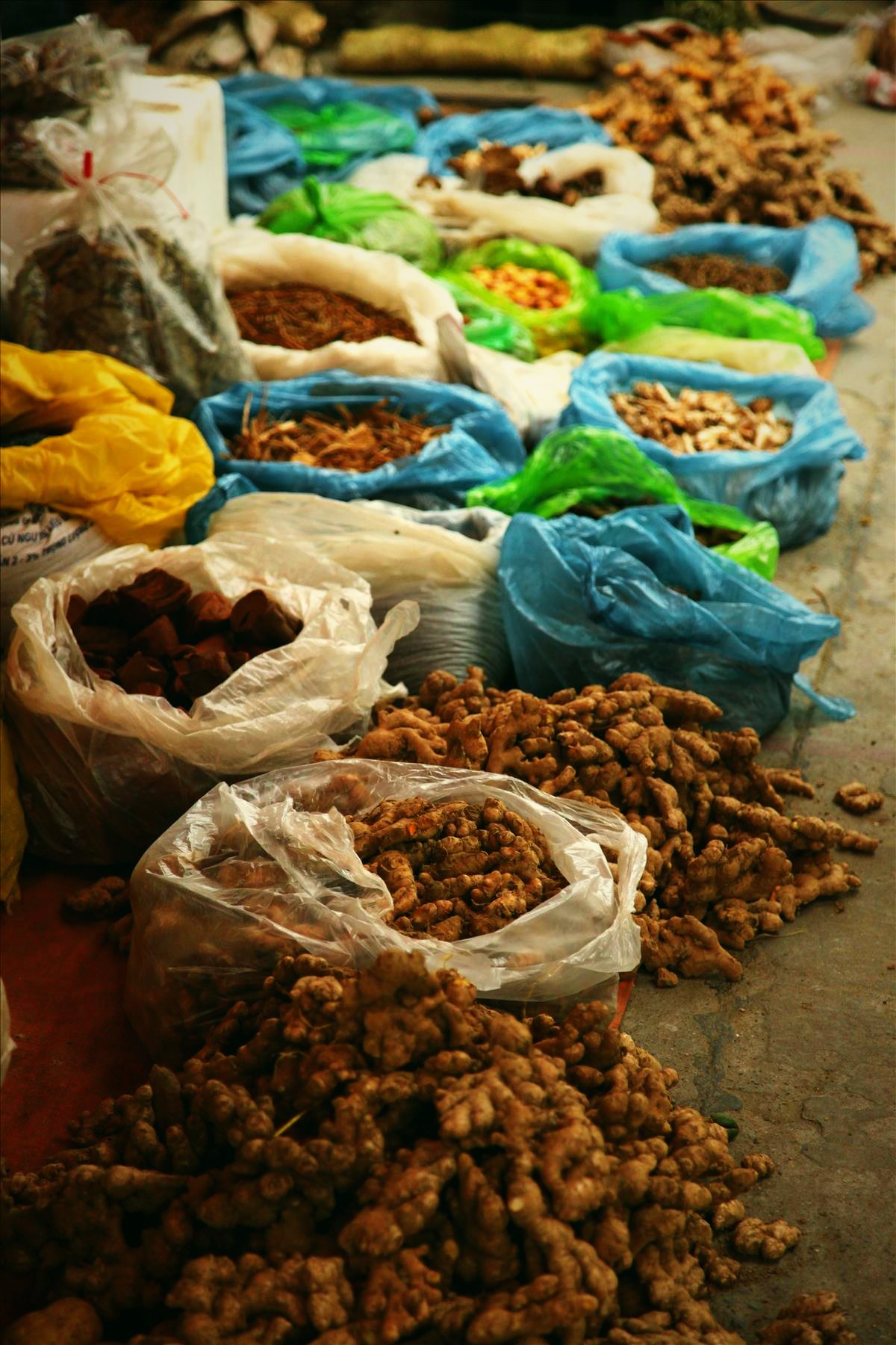Gừng và nông sản bày bán ở chợ phiên