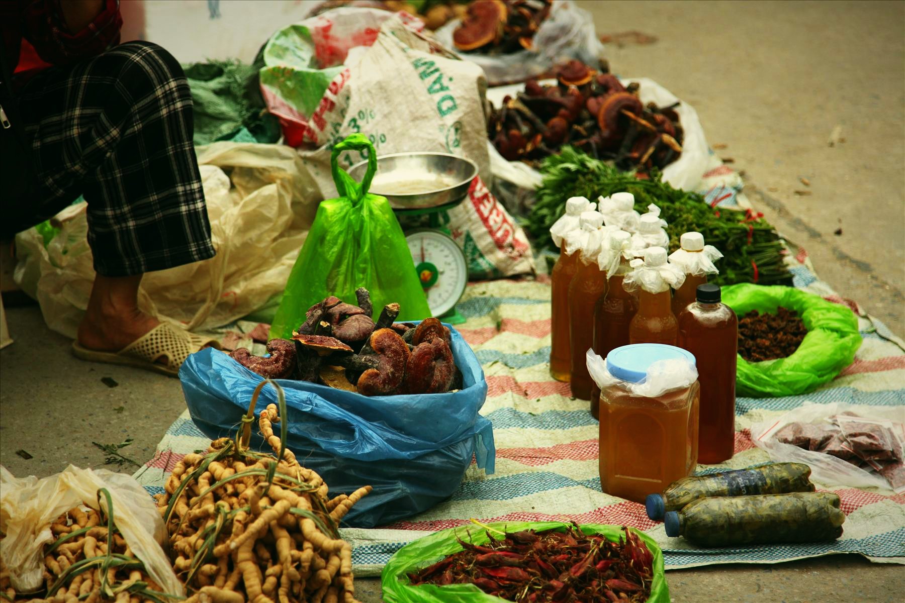 Sạp nông sản, mật ong ở chợ phiên