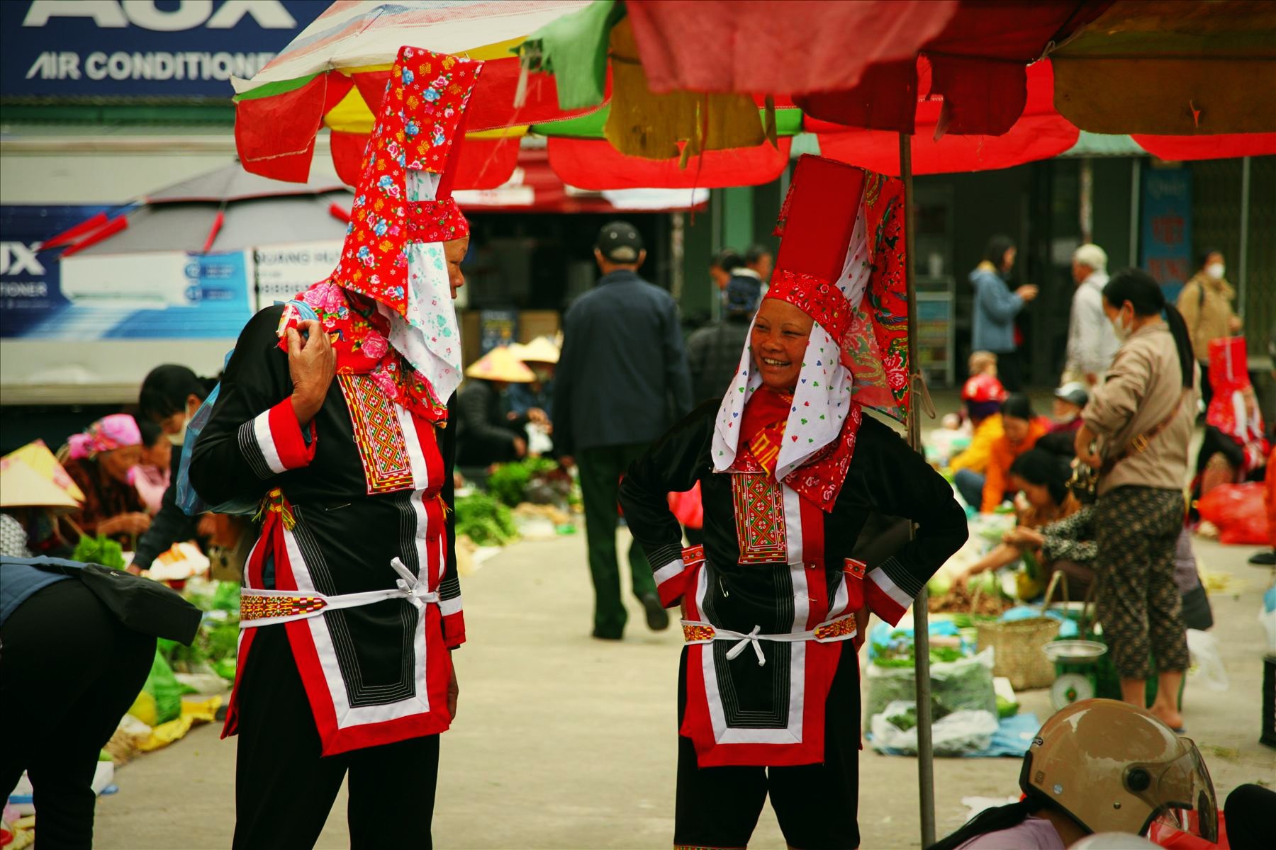 Bà con trong trang phục truyền thống ở chợ phiên